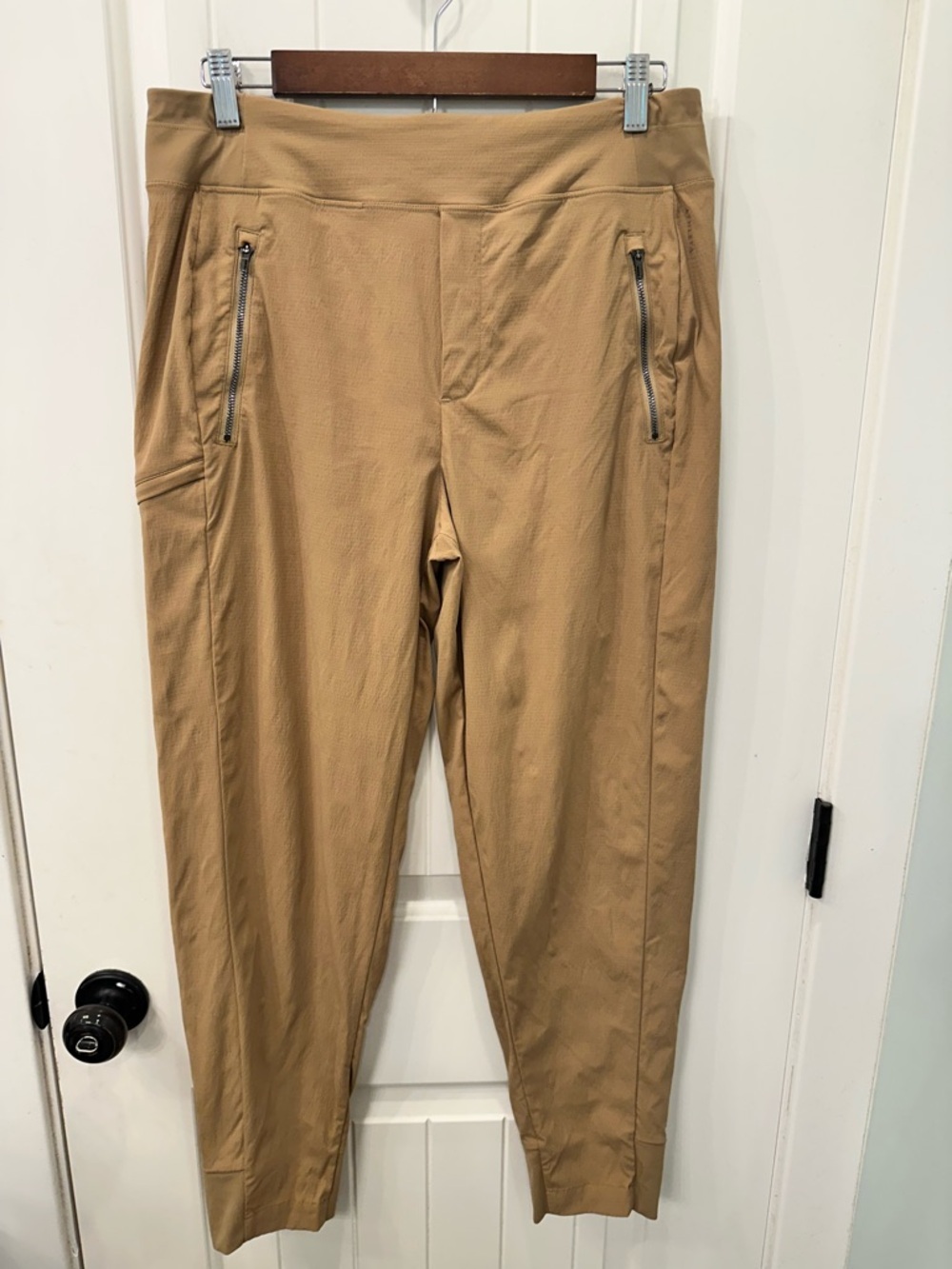 Athleta Tan Brown Hiking Travel Utility Jogger Pants 10 Zip Pockets Gorpcore